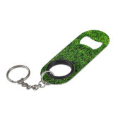 Groene grastextuur van een voetbalveld mini flessenopener (Voorkant Gekanteld)