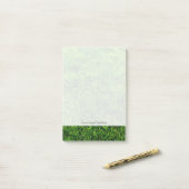 Groene grastextuur van een voetbalveld post-it® notes (Op bureau)