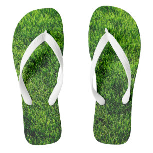 Groene grastextuur van een voetbalveld teenslippers