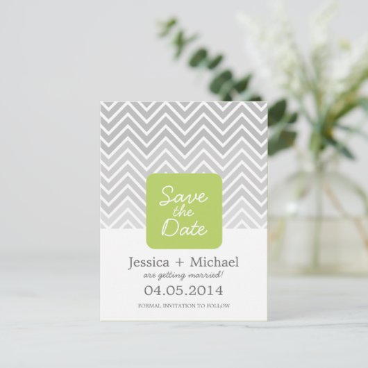 Groene grijze ombre Chevron Wedding bewaar de datu Aankondigingskaart (Staand voorkant)