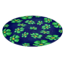 Groene grillige bloemen madeliefjes op blauwe acht snijplank