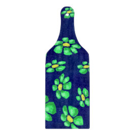 Groene grillige bloemen madeliefjes op blauwe acht snijplank