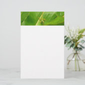 Groene hagedis op groen blad briefpapier (Staand voorkant)