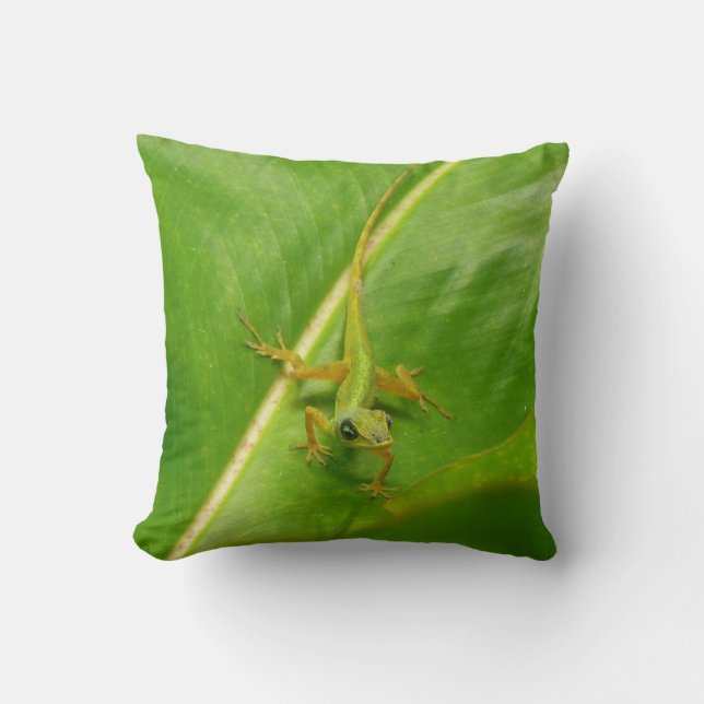 Groene hagedis op groen blad kussen (Voorkant)