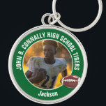 Groene High School Football Speler Foto Sleutelhanger<br><div class="desc">Deze coole aangepaste groene middelbare school football player foto sleutelhanger is voorzien van witte typografie van uw team en speler naam. Personaliseer met uw atleet naam naast de bal.</div>
