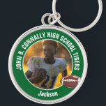 Groene High School Football Speler Foto Sleutelhanger<br><div class="desc">Deze coole aangepaste groene middelbare school football player foto sleutelhanger is voorzien van witte typografie van uw team en speler naam. Personaliseer met uw atleet naam naast de bal.</div>
