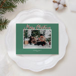 Groene Holly Jolly Vrolijk Kerstfeest Foto en brie Feestdagenkaart<br><div class="desc">Dit ontwerp van de Green Holly Jolly Merry Christmas Photo and Letter Holiday Kaart heeft eenvoudige, heldere en vrolijke achtergronden van groen en rood met strakke witte randen en klassieke typografie, verfraaid met een grillig snoeprietachtig script voor titels en kopteksten. Maak er een vrolijk en vrolijk kerstfeest van met dit...</div>