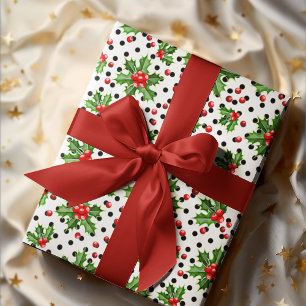 Groene hulstblaadjes en rode bessen in de feestdag cadeaupapier