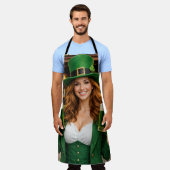 Groene Ierse Bier All-Over Print Schort (Gedragen)