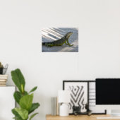 Groene Iguana in de schaduw van een palmboom Poster (Thuiskantoor)