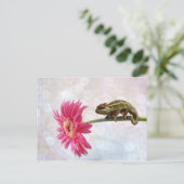 Groene kameleon op roze bloem briefkaart (Staand voorkant)