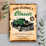 Groene Kar Klassieke uitnodiging voor geboorte<br><div class="desc">Nodig uw gasten met deze  verjaardagsfeestdag uit met een mooie vintage-wagen en retro-typografie tegen een parchamiteachtergrond. Voeg eenvoudig uw gebeurtenisdetails op deze makkelijk te gebruiken sjabloon toe om het één-van-een-soort uitnodiging te maken. Knip de kaart om een nette houtextuur op de achterkant van de kaart te laten zien.</div>