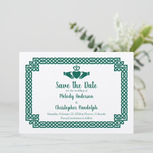 Groene Keltische Knoop Claddagh Bruiloft Save the  Date (Staand voorkant)