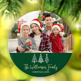 Groene Kerst Familie Foto Speelse Bomen Script Keramisch Ornament