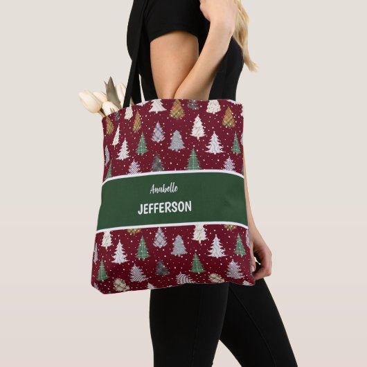 Groene kerstbomen, geplakt Monogram Tote Bag (Dichtbij)
