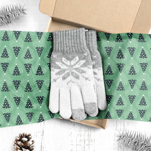 Groene kerstbomen op groene swirls tissuepapier