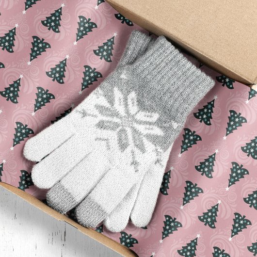 Groene kerstbomen op roze wervel tissuepapier