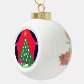Groene kerstboom en blauwe draperingen: keramische bal ornament (Rechts)