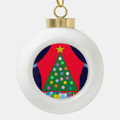 Groene kerstboom en blauwe draperingen: keramische bal ornament (Voorkant)