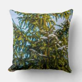 Groene kerstboom in sneeuw kussen