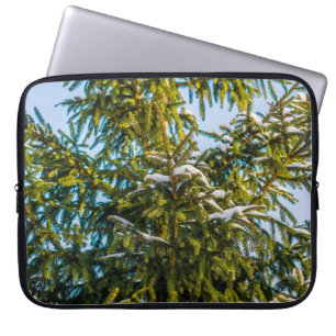 Groene kerstboom in sneeuw laptop sleeve