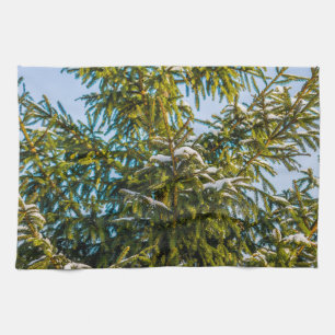 Groene kerstboom in sneeuw theedoek