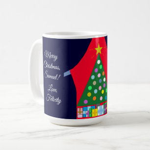 Groene kerstboom met blauwe draperingen: koffiemok