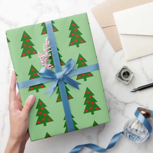 Groene kerstboom met rode harten eenvoudig cadeaupapier (Geschenken)