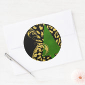 Groene kerstboom met zwarte en gouden wervelingen ronde sticker (Envelop)