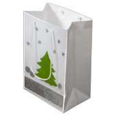 Groene kerstboom op sneeuw en sterren medium cadeauzakje (Voorkant Gekanteld)