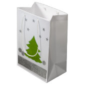 Groene kerstboom op sneeuw en sterren medium cadeauzakje (Achterkant Gekanteld)
