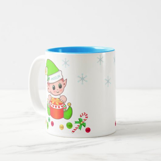 Groene kerstelf, sneeuwvlokken en kerstballen tweekleurige koffiemok (Voorkant links)