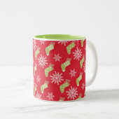 Groene kerstkousen en Snowflakes Red Tweekleurige Koffiemok (Voorkant rechts)