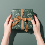 Groene Kerstmis, modern, minimaal botanisch cadeau Cadeaupapier<br><div class="desc">Moderne minimale bladzijden groen script kerstvakantie gepersonaliseerde cadeauomslag. Met de hand geschilde eucalyptus,  een minimale bladermassa en een moderne rustige rivierkreet geven deze vakantiekaart een luxueus gevoel. In zwart,  groen,  browns en grijs.</div>