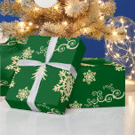 Groene kerstomslag met Cream Snowflakes Cadeaupapier<br><div class="desc">Een feestelijk patroon van roomzwellen,  sneeuwvlokken en kerstbomen,  verspreid over een seizoensgebonden groene achtergrond,  zodat je cadeautje dit jaar een levendige en kleurrijke blik op de feestdagen geeft.</div>