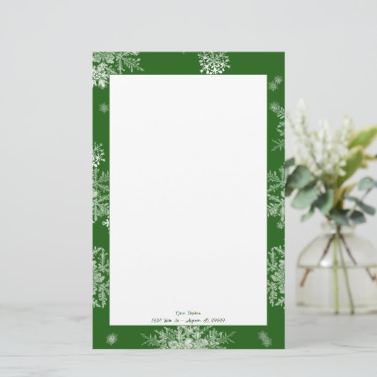 Groene kerstsneeuwvlokken gepersonaliseerd briefpapier (Staand voorkant)