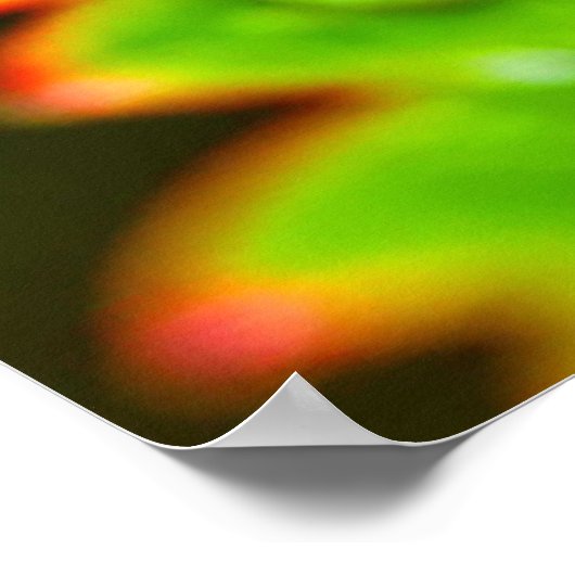 Groene kever op blad naast met dauw bedekte rode b poster (Hoek)