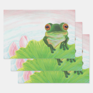 Groene kikker die zich op de veiligheid van het la inpakpapier vel