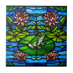 Groene kikker en waterlelie bloemen in glas in loo tegeltje