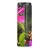 Groene kikker omringd door roze bloemen thermosbeker (Achterkant)
