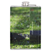 Groene kikker slaat een paal op de slang heupfles (Achterkant)