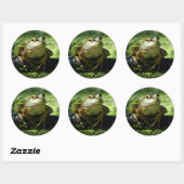 Groene kikker slaat een paal op de slang ronde sticker (Vel)