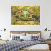 Groene kikkervisje tegen de weersrivierbedding canvas afdruk (Insitu (Slaapkamer))