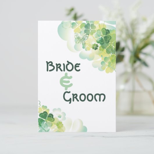 Groene klaver en vlinder hoeken Save the Date Kaart (Staand voorkant)