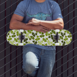 Groene klaver in verschillende tinten persoonlijk skateboard