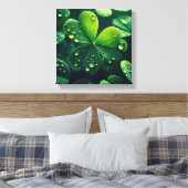 Groene klaverbladeren met waterdruppels - canvas afdruk (Insitu (Slaapkamer))