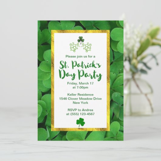 Groene Klavers St Patrick's Day Party Uitnodigen Kaart (Staand voorkant)