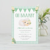 Groene kleine lamsvlees Baby shower uitnodiging (Staand voorkant)