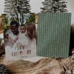 Groene, kleurrijke Kerstmis, volledige verticale f Feestdagenkaart<br><div class="desc">Deze groene, kleurrijke kerstfeestelijke, verticale kerstkaart is perfect voor uw leuke, creatieve kerstcadeautje. Het is een uniek, speels modern lettertype in rood, boho tan, en licht en donkergroen, maken een gelukkig seizoensgebonden gevoel mogelijk. Als je de donkere winter van je geliefden wilt ophelderen met een schattige feestvreugde, dan heb je...</div>
