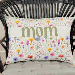 Groene Kleurrijke Wildflower Pattern Mam Accent Kussen<br><div class="desc">Mam kussen in zacht groen met kleurrijk wilde bloem patroon en vet moderne belettering. Het ontwerp is voorzien van  wilde bloemen met "moeder" in  typografie. Blader alsjeblieft door mijn Moederdag Wildflower Collectie voor meer bloemrijke kaarten en cadeaus.</div>